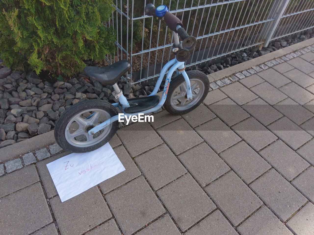 HIGH ANGLE VIEW OF BICYCLE ON STREET