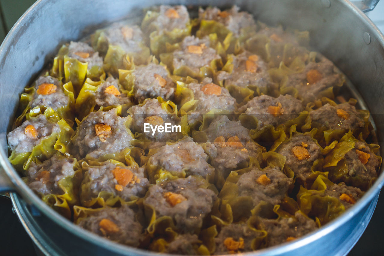 HIGH ANGLE VIEW OF FOOD IN CONTAINER