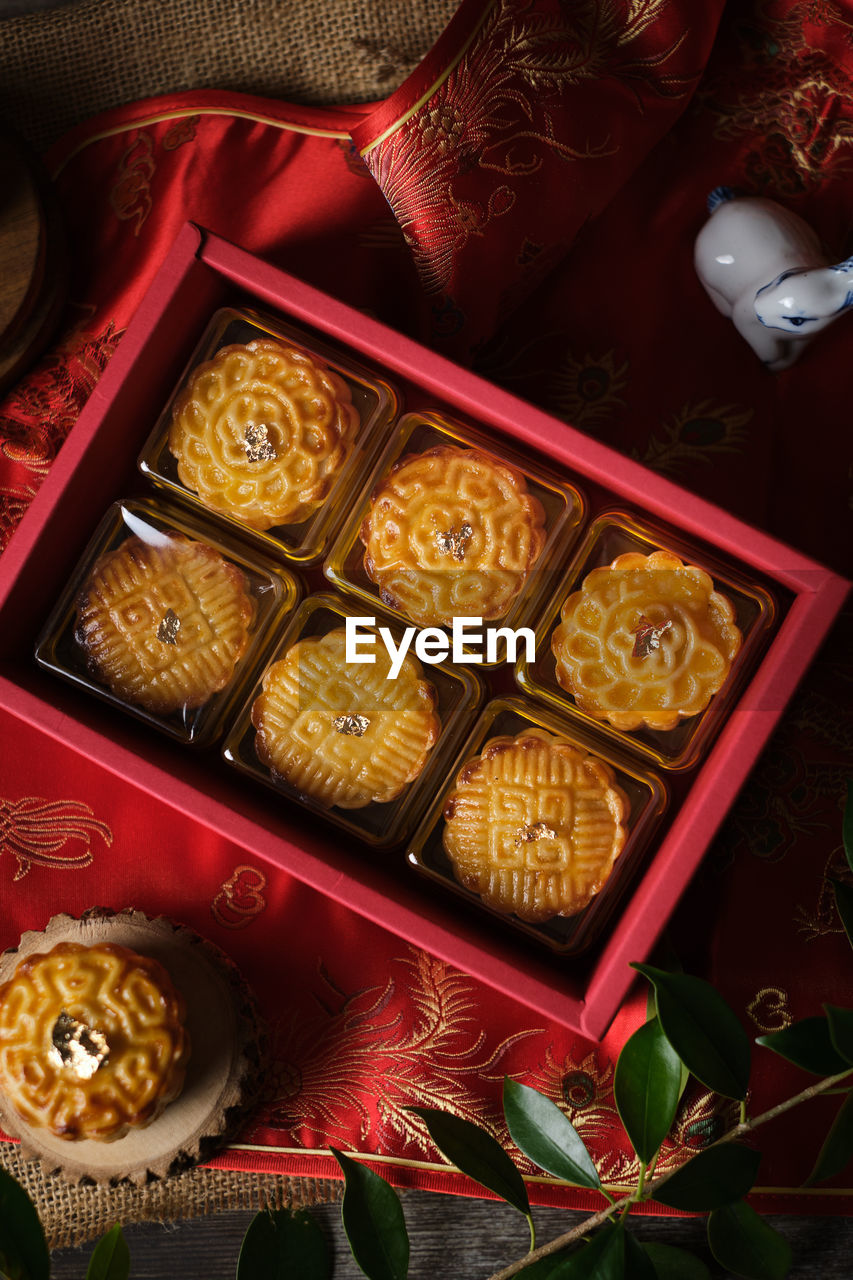 HIGH ANGLE VIEW OF DESSERT IN BOX ON TRAY