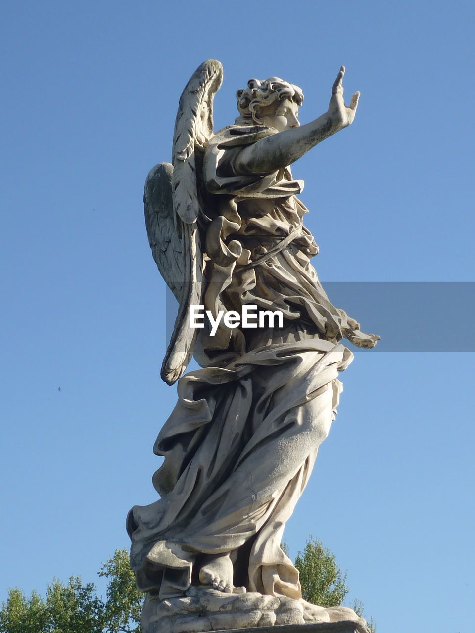 LOW ANGLE VIEW OF STATUE AGAINST CLEAR SKY