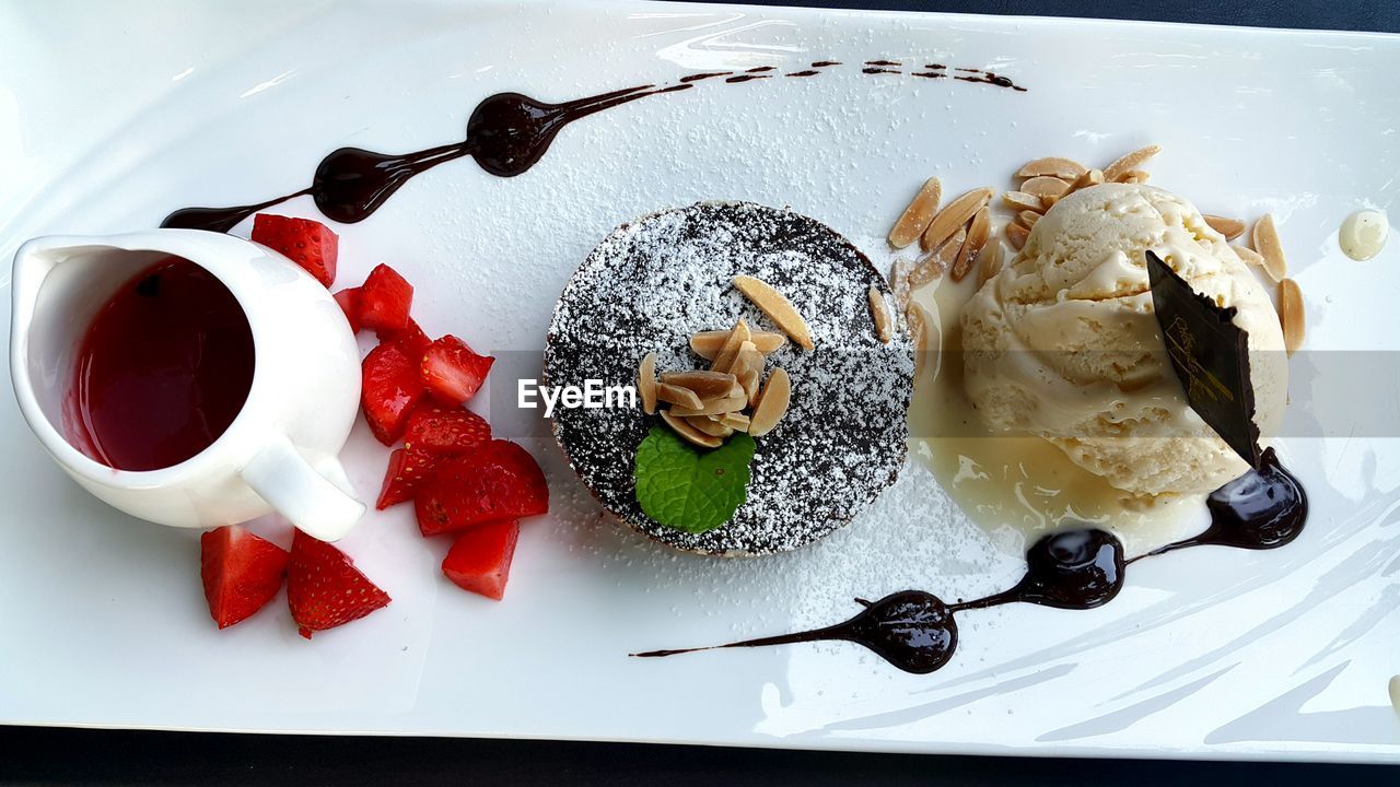 HIGH ANGLE VIEW OF DESSERT IN PLATE