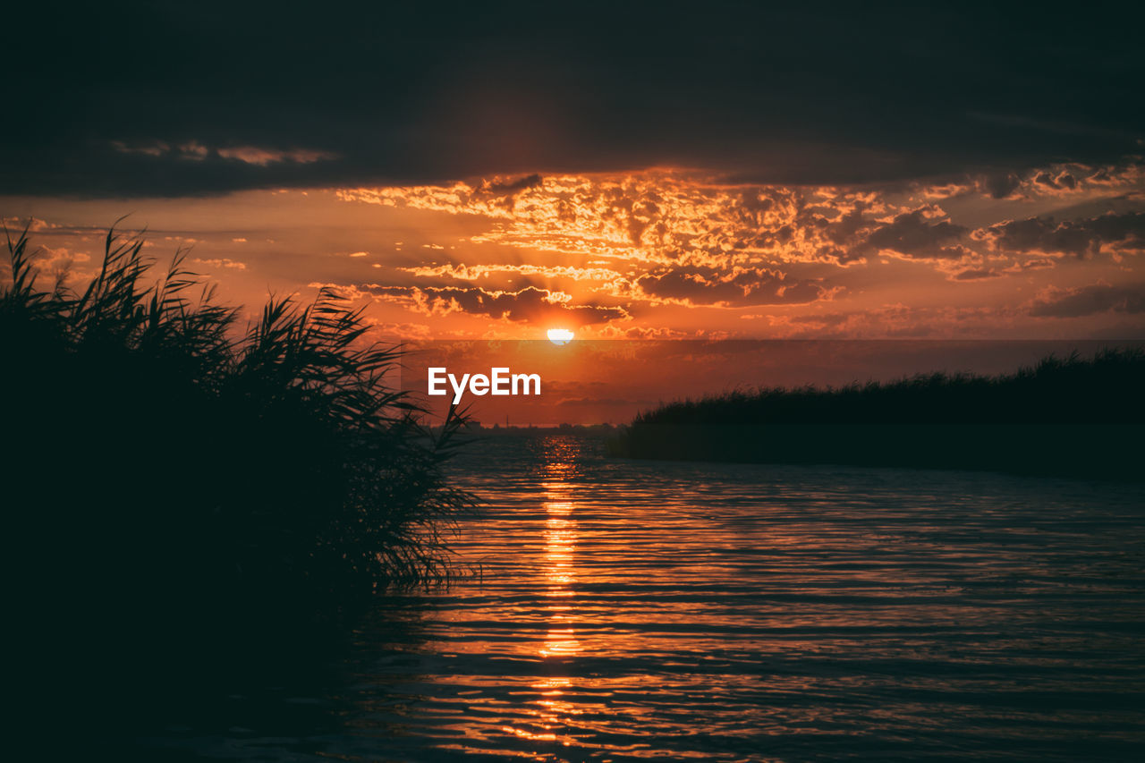 SCENIC VIEW OF SEA AGAINST ROMANTIC SKY
