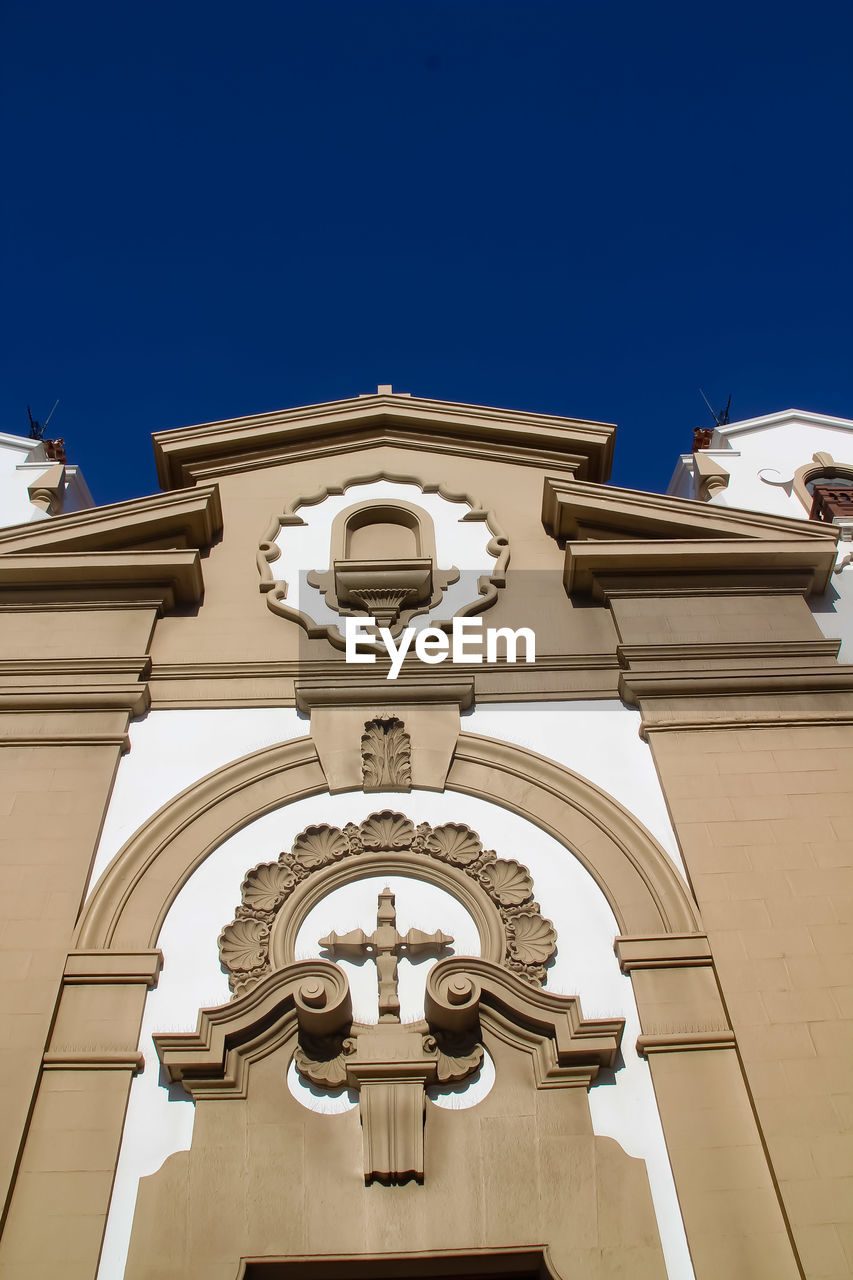 LOW ANGLE VIEW OF BUILDING AGAINST BLUE SKY