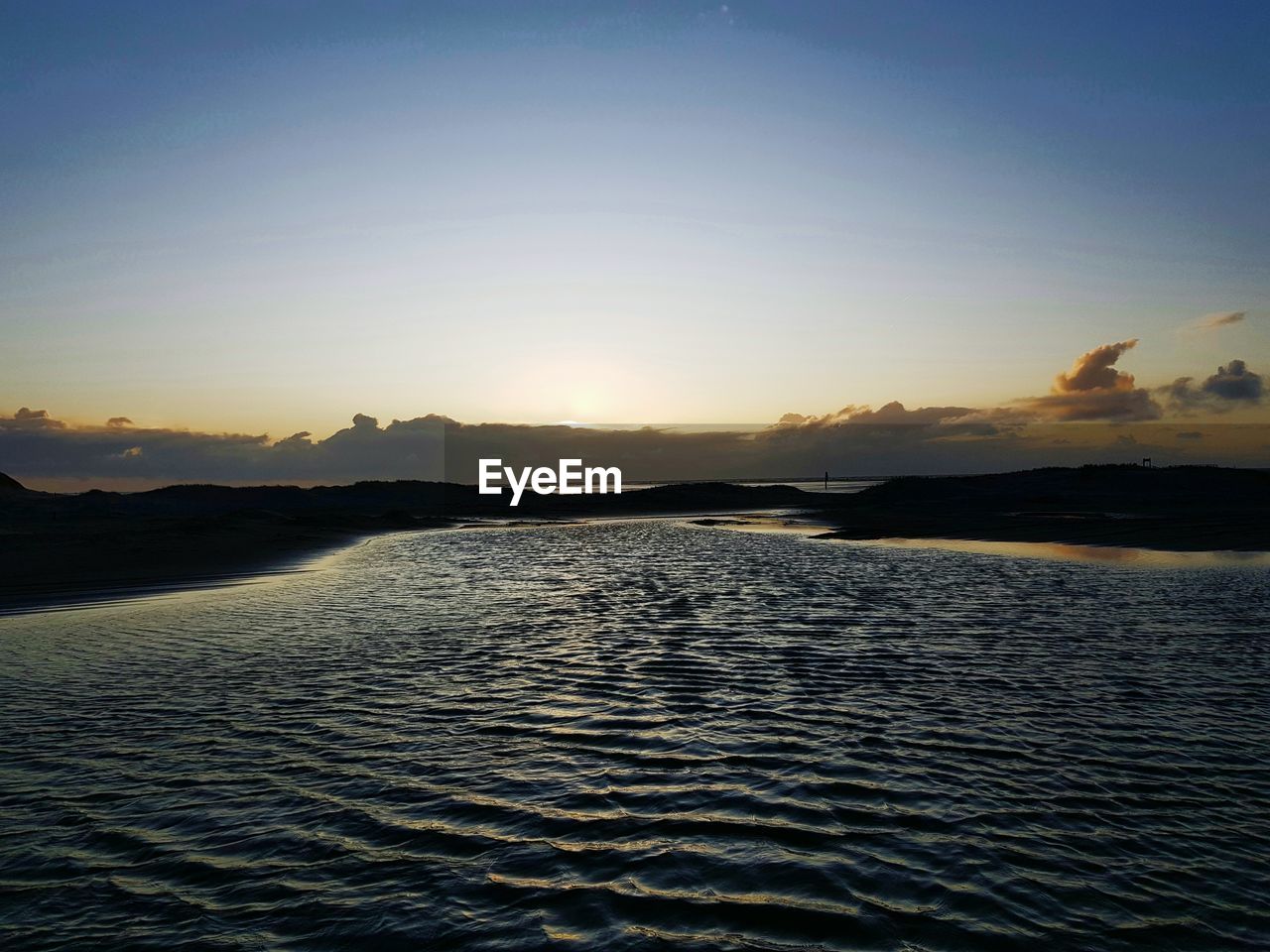 SCENIC VIEW OF SEA AGAINST SUNSET SKY