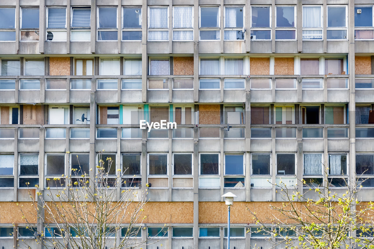 FULL FRAME SHOT OF BUILDING WITH WINDOWS