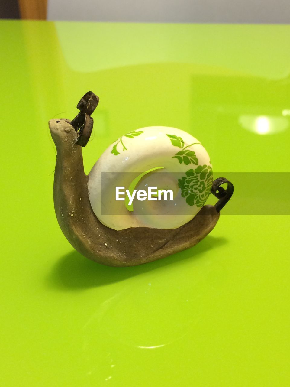 CLOSE-UP OF FOOD ON TABLE