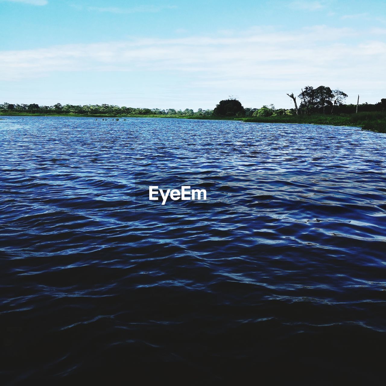 IDYLLIC VIEW OF LAKE AGAINST SKY