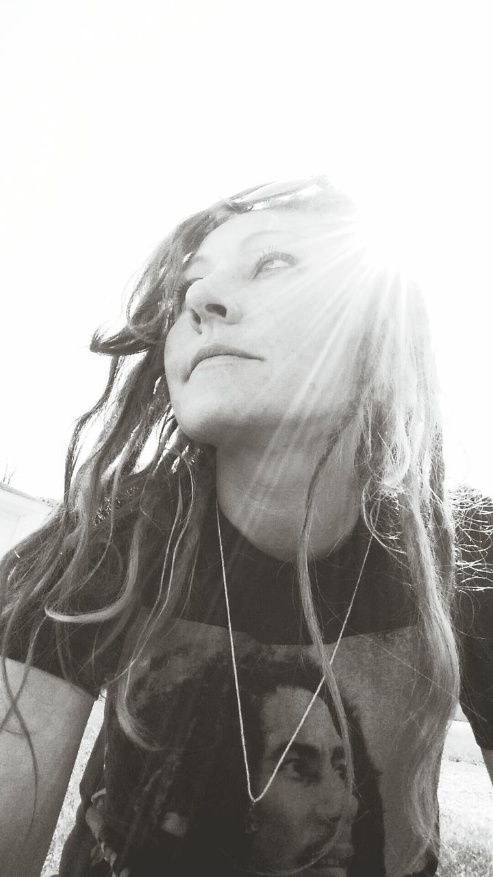 BEAUTIFUL YOUNG WOMAN LOOKING AWAY