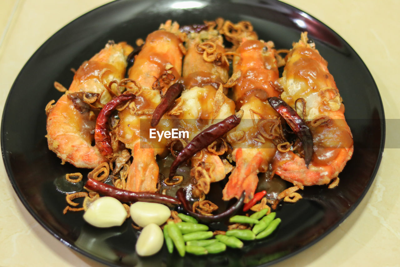 HIGH ANGLE VIEW OF PASTA IN BOWL