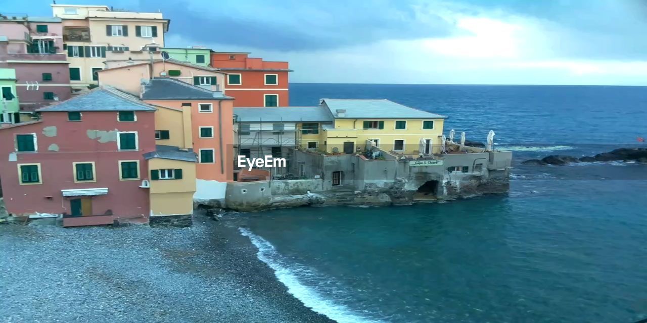 SCENIC VIEW OF SEA BY BUILDINGS AGAINST SKY