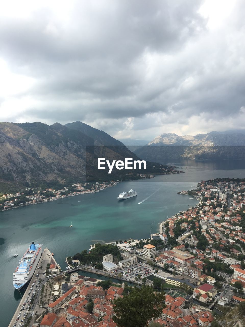 HIGH ANGLE VIEW OF CITY BY SEA