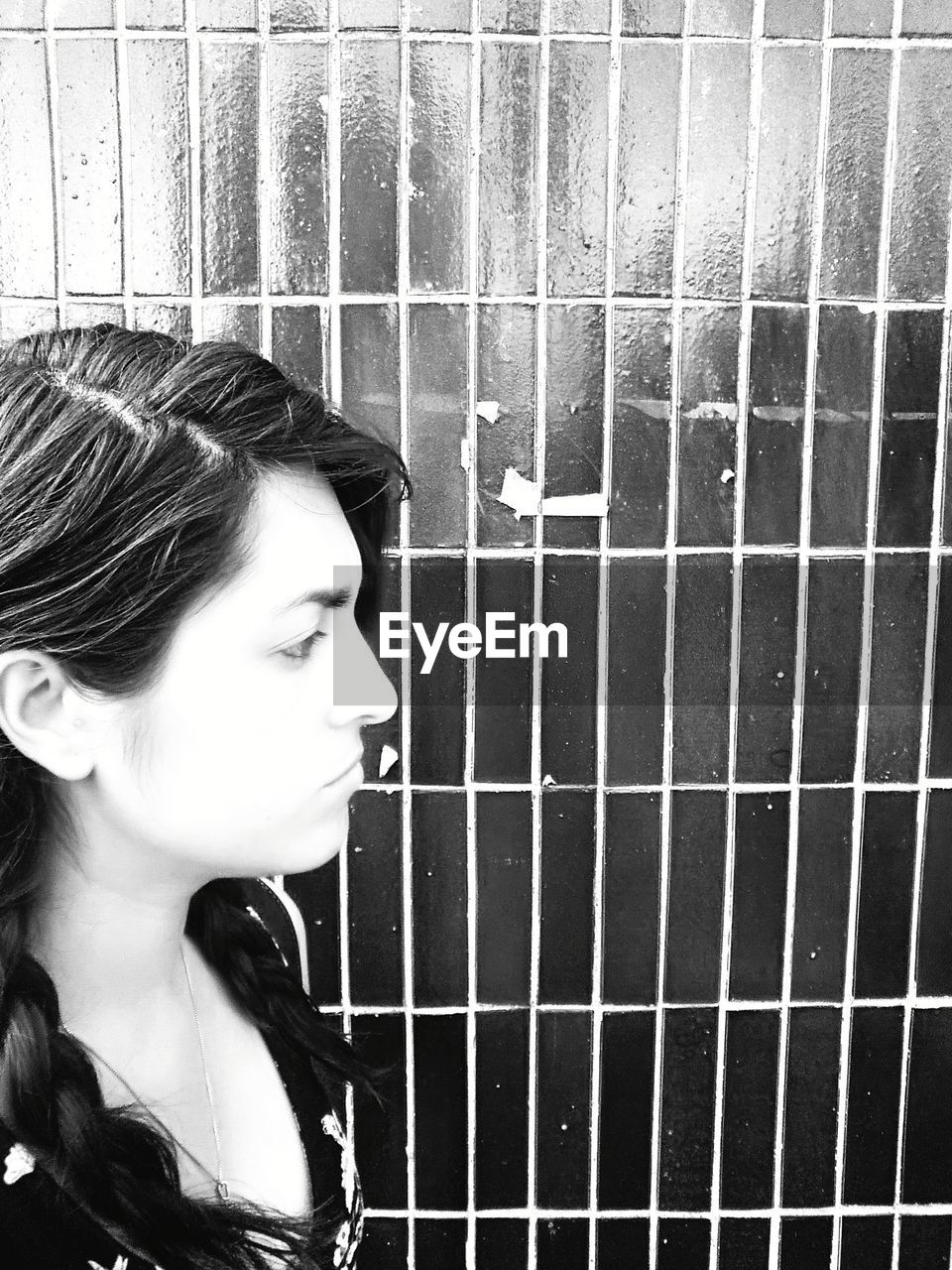 PORTRAIT OF A WOMAN LOOKING AWAY