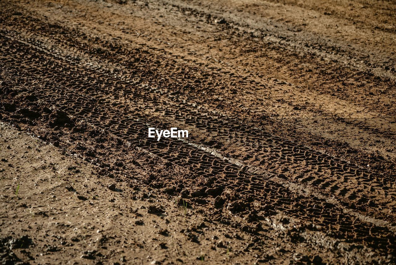 FULL FRAME SHOT OF CRACKED LAND