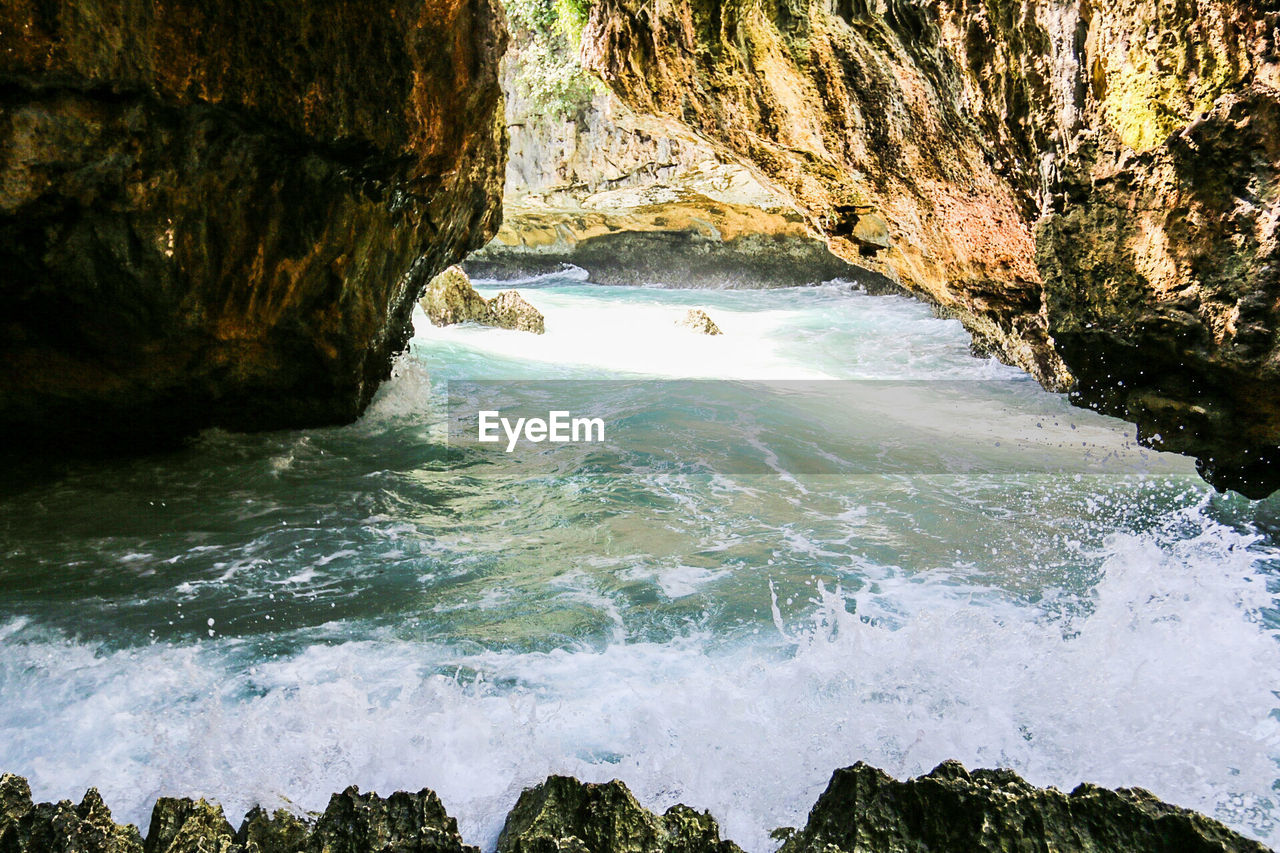 SCENIC VIEW OF SEA AGAINST ROCK