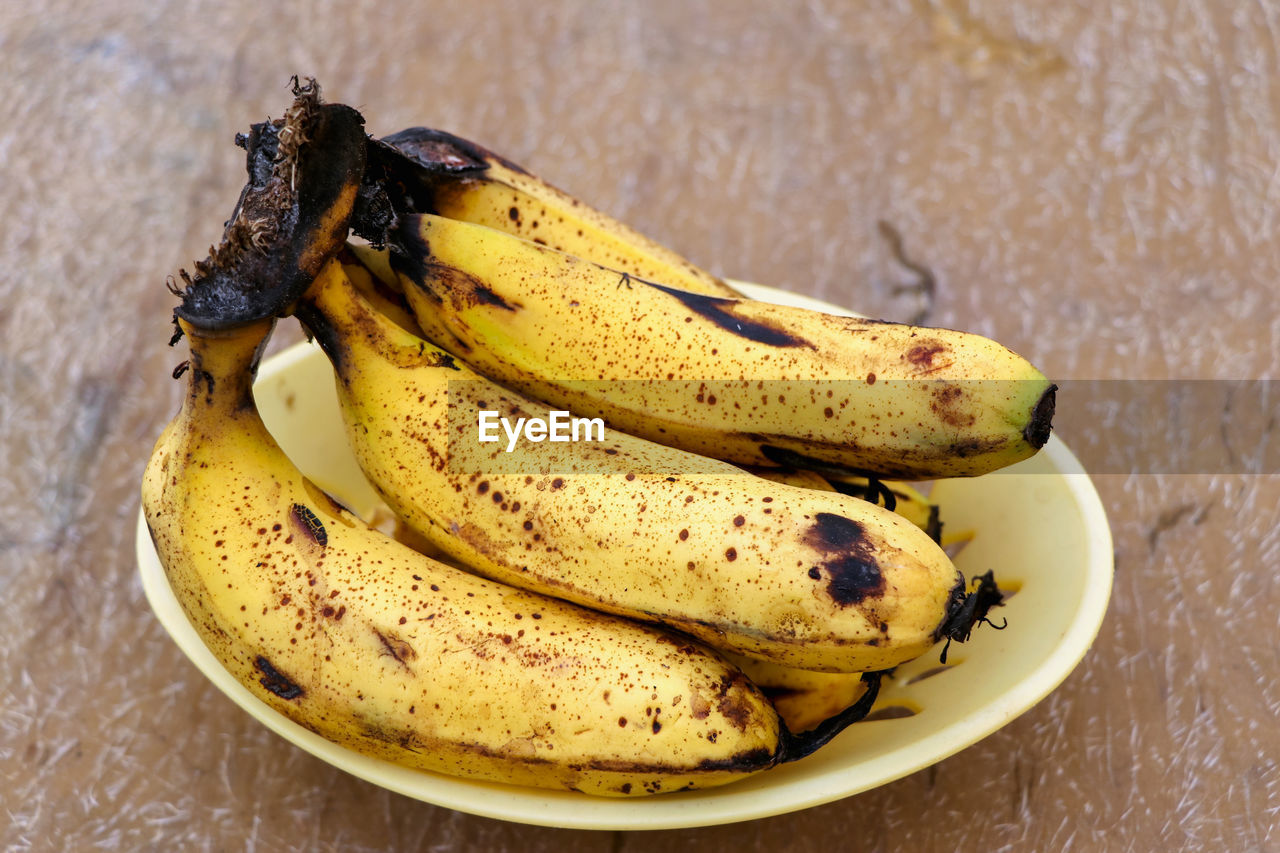 HIGH ANGLE VIEW OF BANANAS