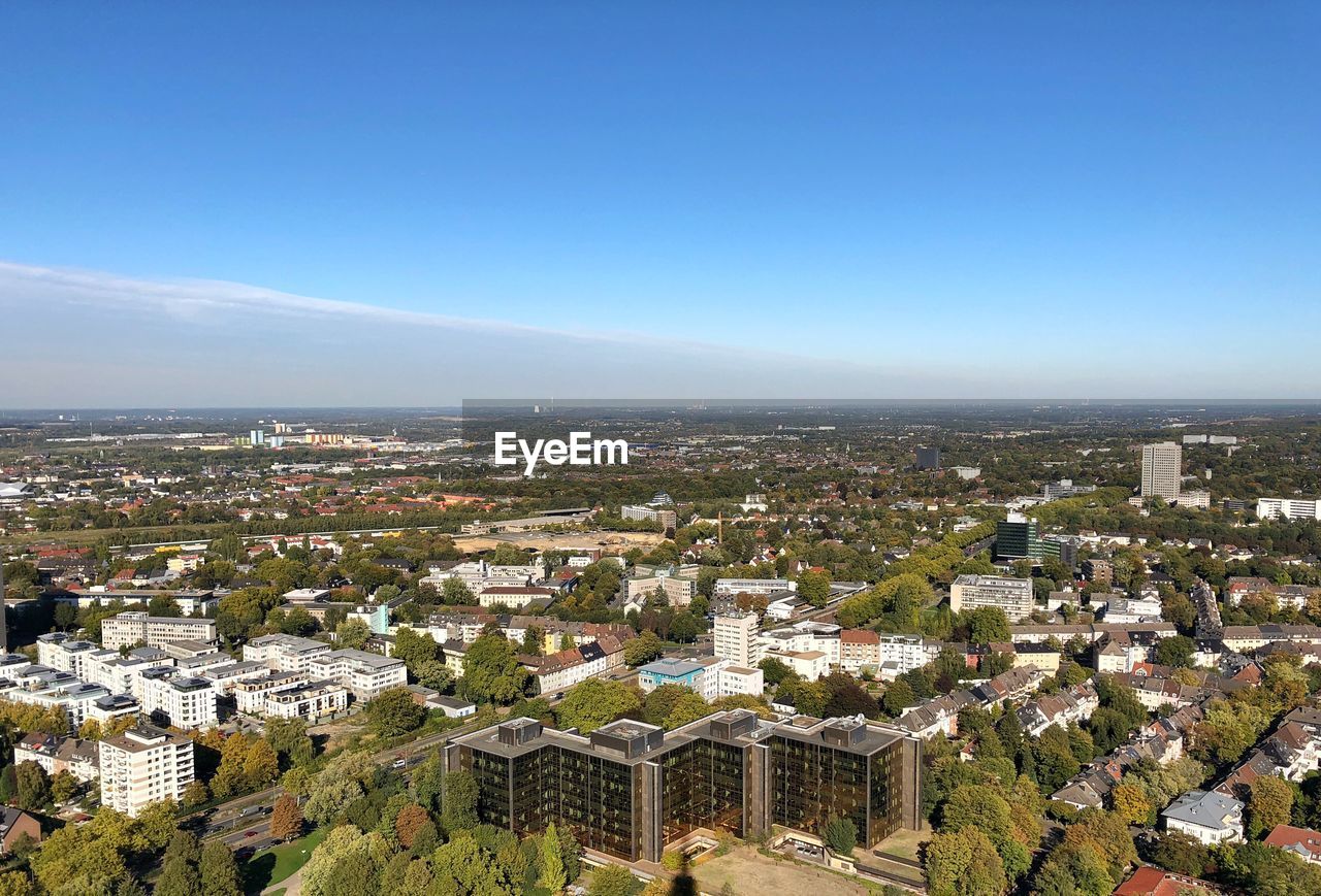 HIGH ANGLE VIEW OF TOWNSCAPE AGAINST SKY