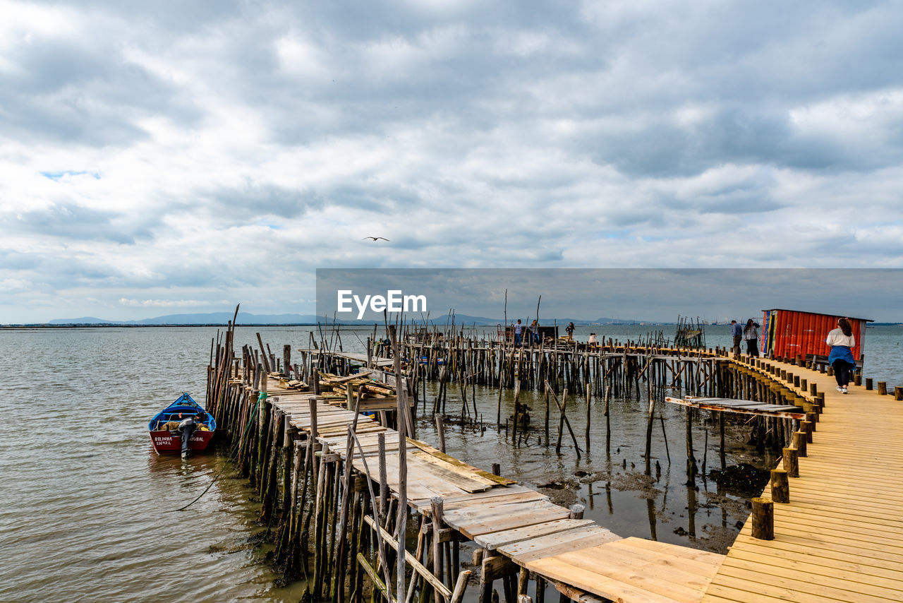 PIER BY SEA AGAINST SKY