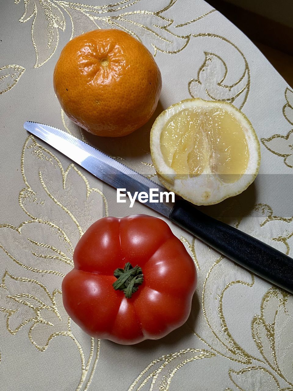 food, food and drink, plant, healthy eating, fruit, freshness, wellbeing, produce, no people, indoors, high angle view, tomato, still life, vegetable, table, dish, plate, studio shot, clementine