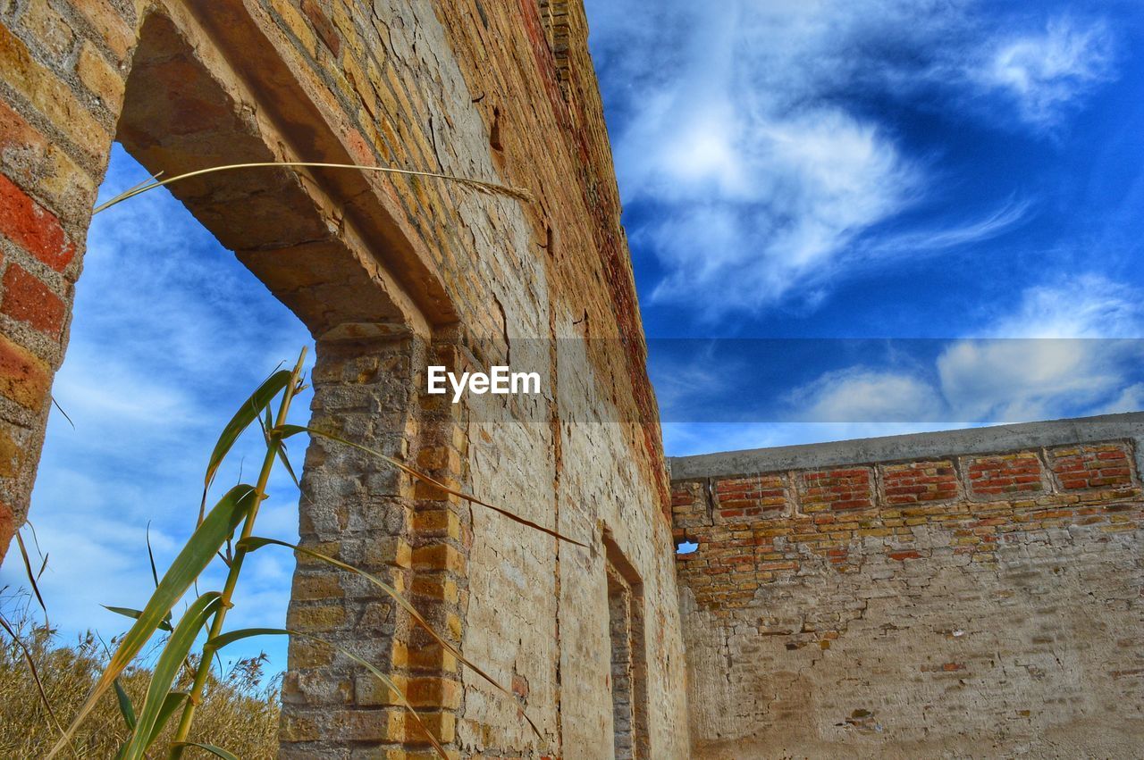 LOW ANGLE VIEW OF HISTORICAL BUILDING