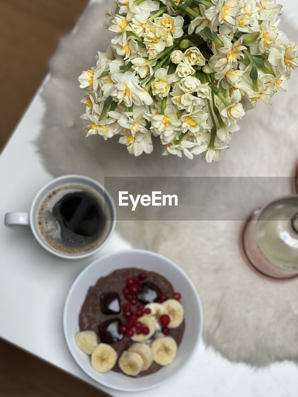 HIGH ANGLE VIEW OF COFFEE AND TABLE IN VASE ON PLATE