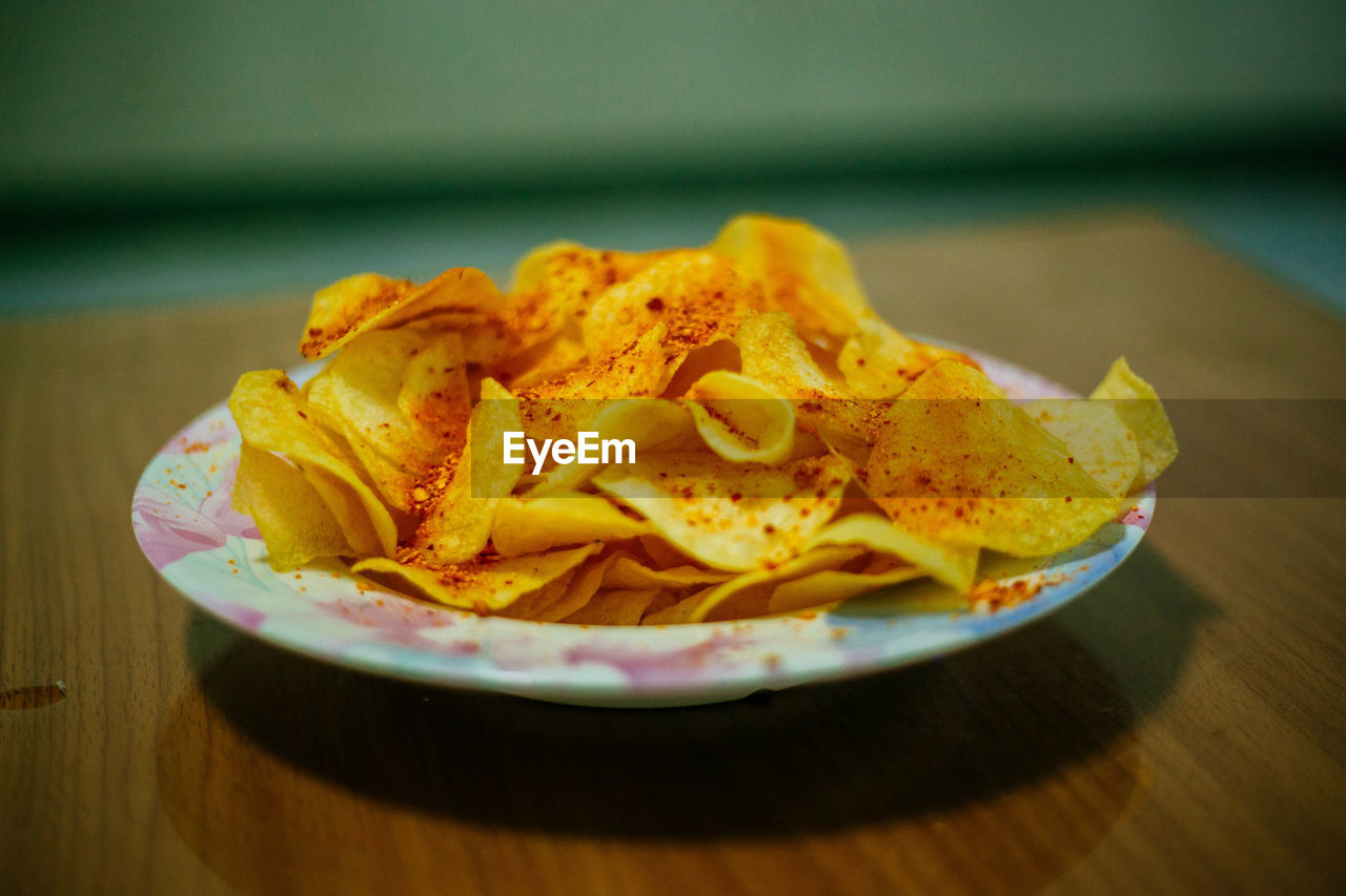 CLOSE-UP OF ORANGE SLICE IN PLATE