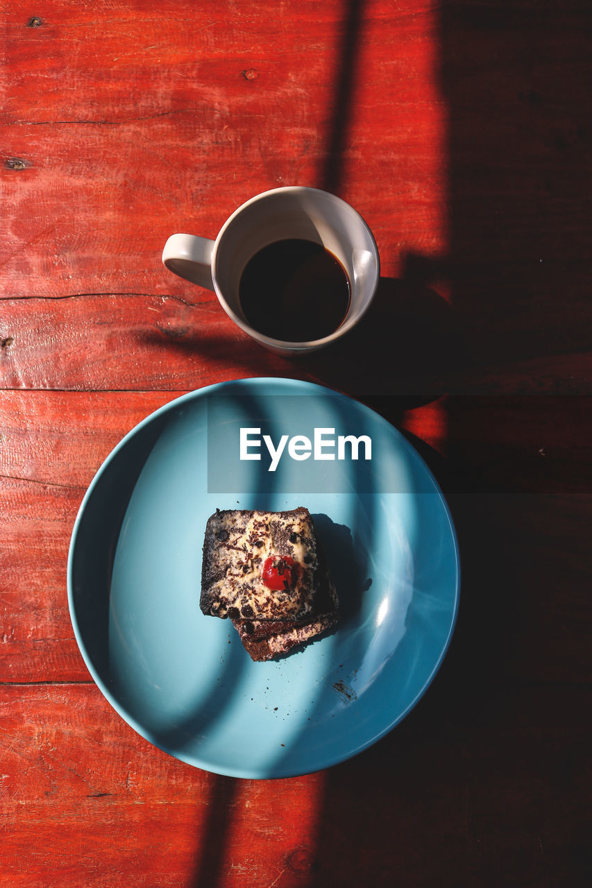 DIRECTLY ABOVE SHOT OF COFFEE CUP WITH SPOON ON TABLE