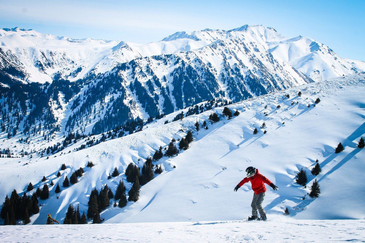 SKI SKIING ON SNOW COVERED MOUNTAIN
