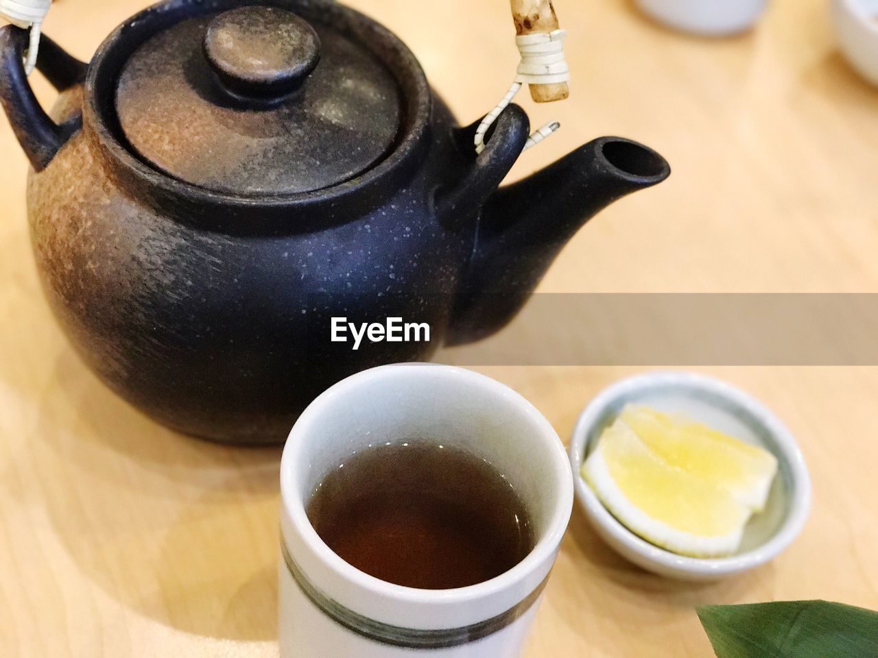 HIGH ANGLE VIEW OF TEA IN GLASS ON TABLE