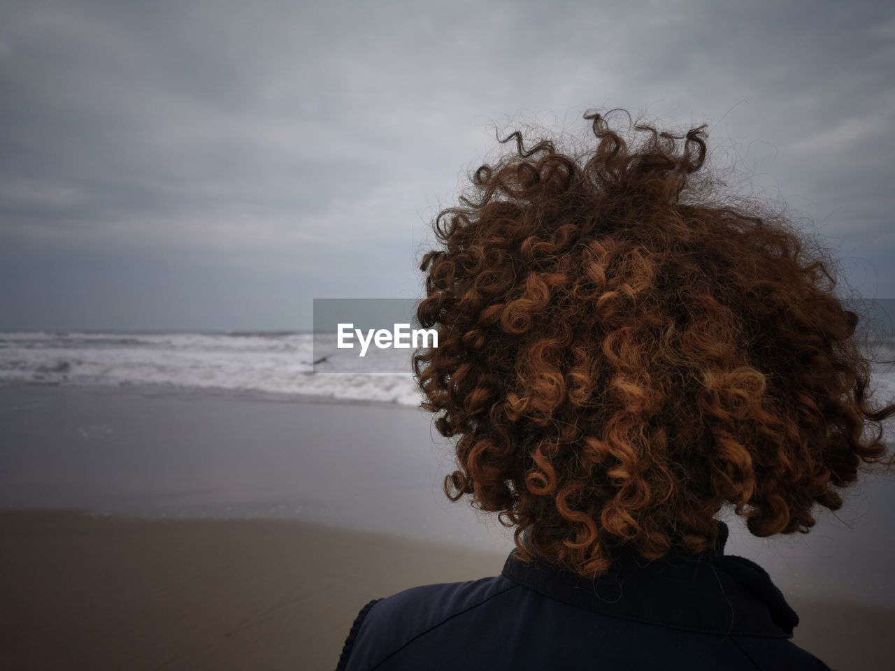 curly hair, hairstyle, one person, sea, water, sky, beach, rear view, adult, nature, land, women, human hair, cloud, beauty in nature, tranquility, headshot, long hair, portrait, morning, horizon over water, ocean, sunlight, leisure activity, young adult, horizon, environment, brown hair, tranquil scene, scenics - nature, vacation, outdoors, trip, lifestyles, looking at view, relaxation, person, holiday, solitude, day, wind, copy space