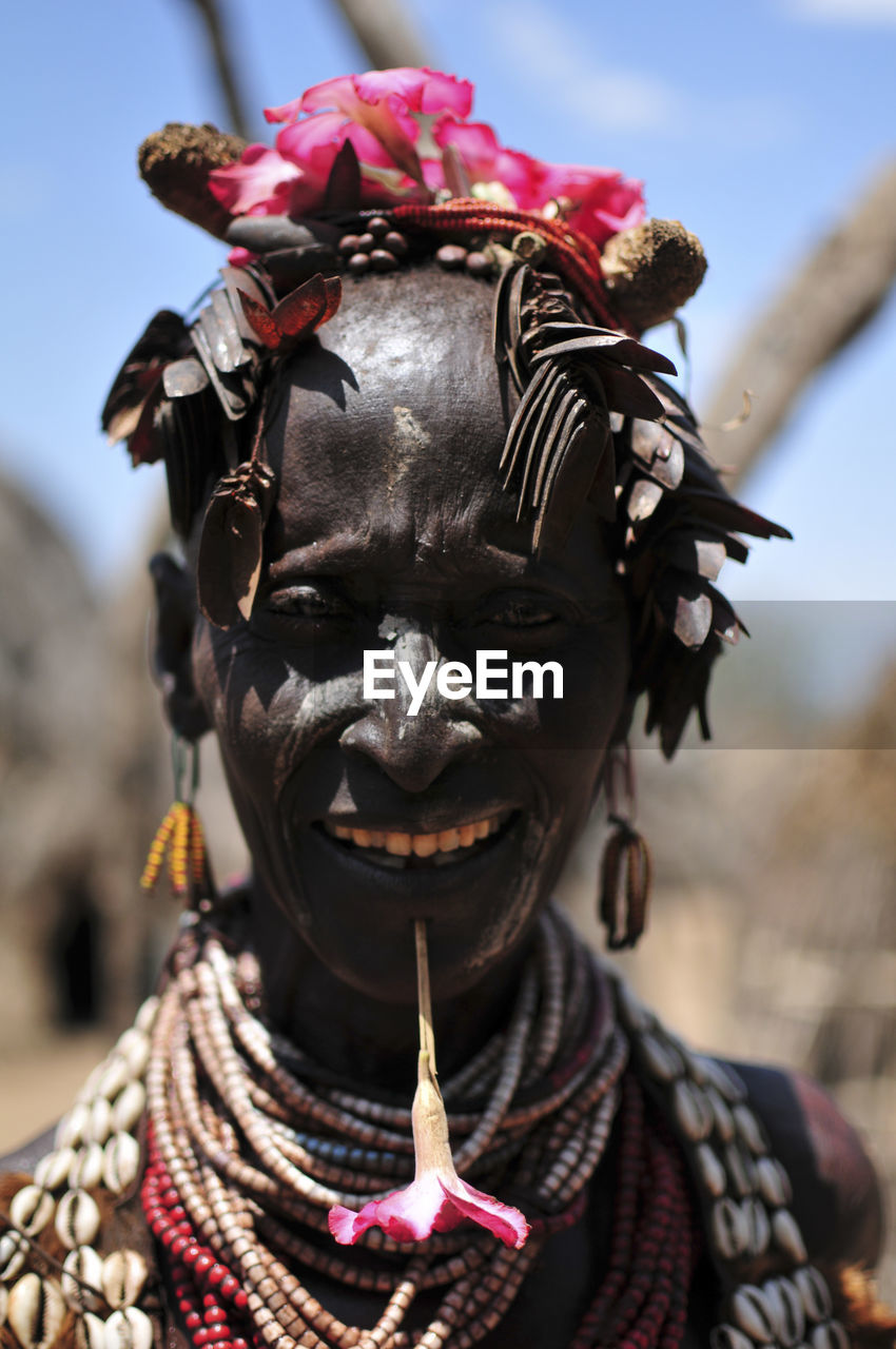 CLOSE-UP OF MAN WEARING MASK