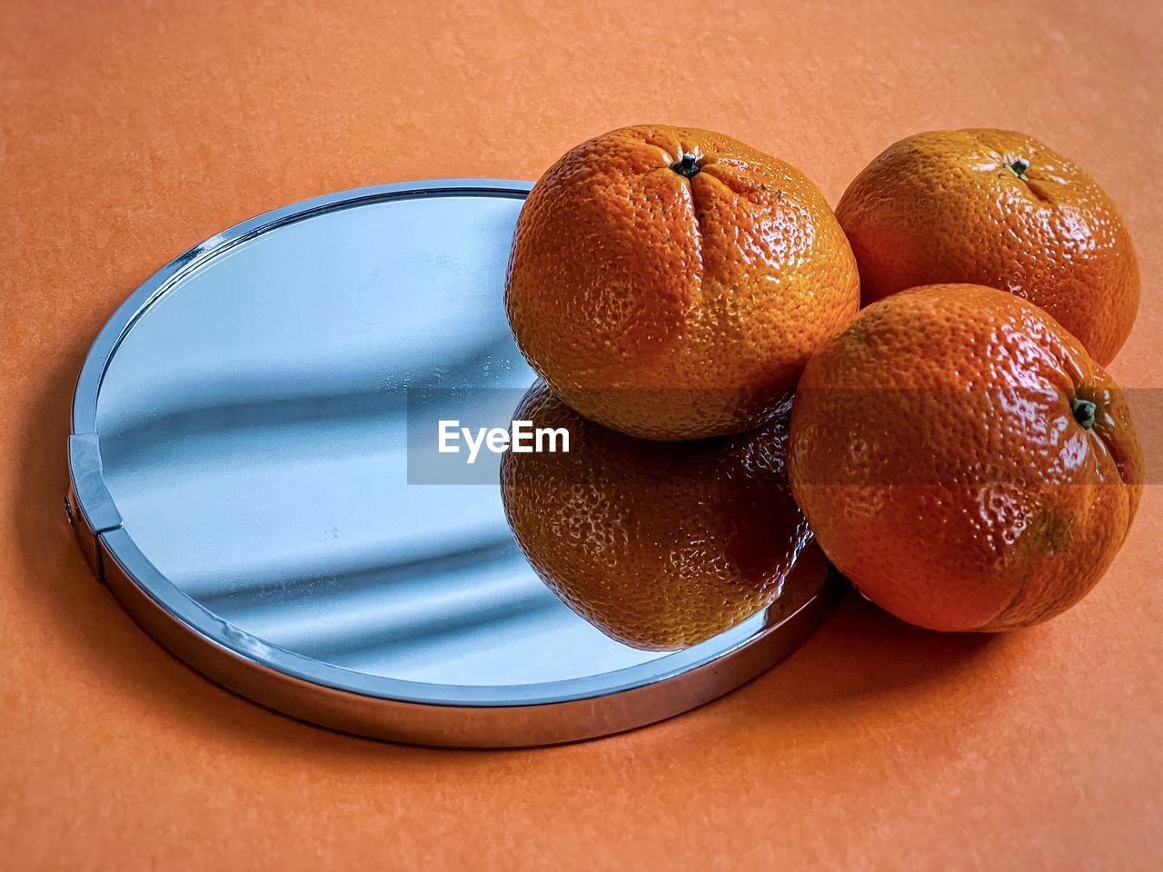 HIGH ANGLE VIEW OF FRUITS IN PLATE