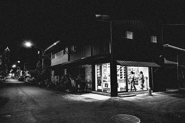 VIEW OF EMPTY ROAD AT NIGHT