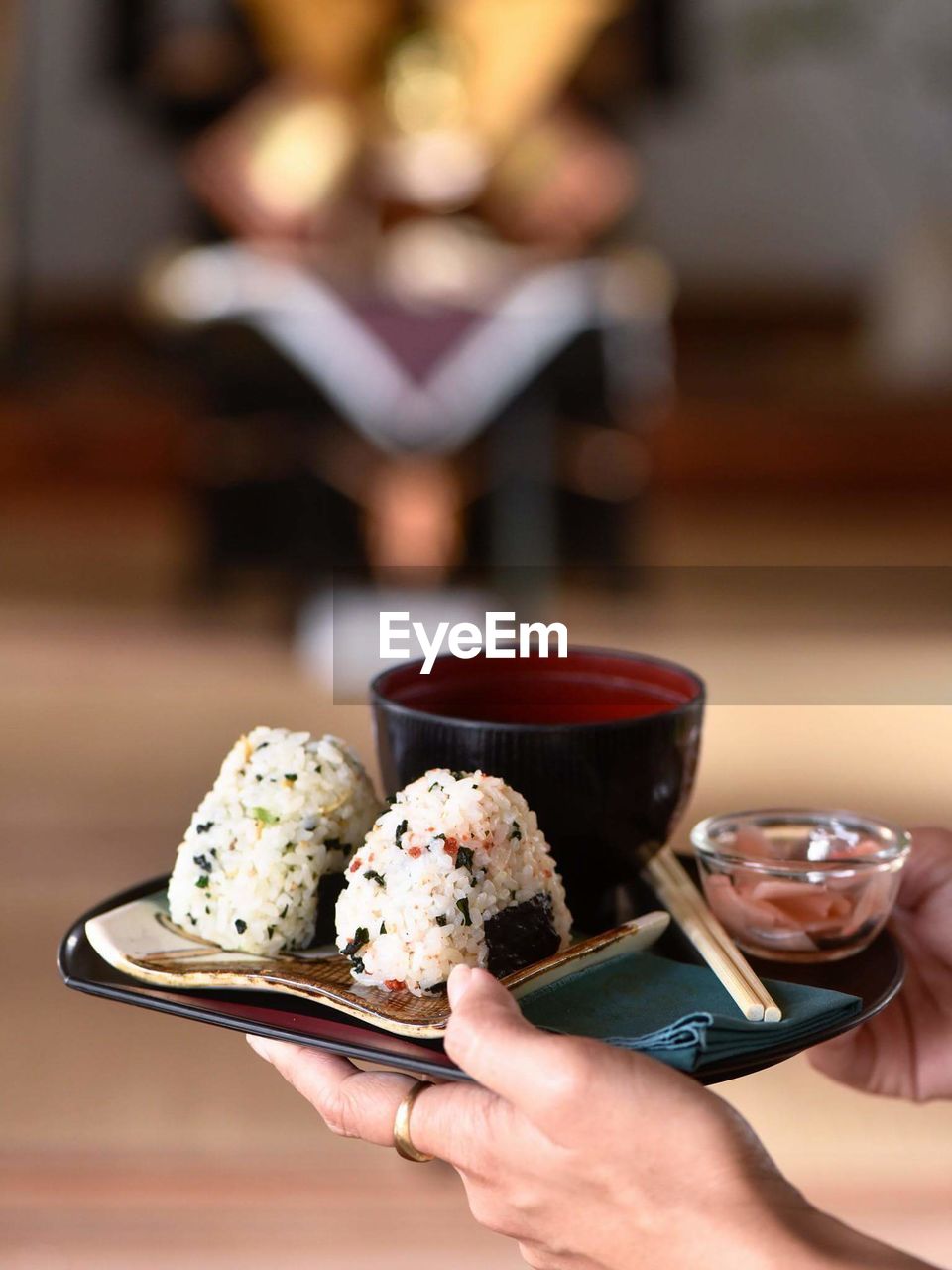 CLOSE-UP OF PERSON HOLDING ICE CREAM