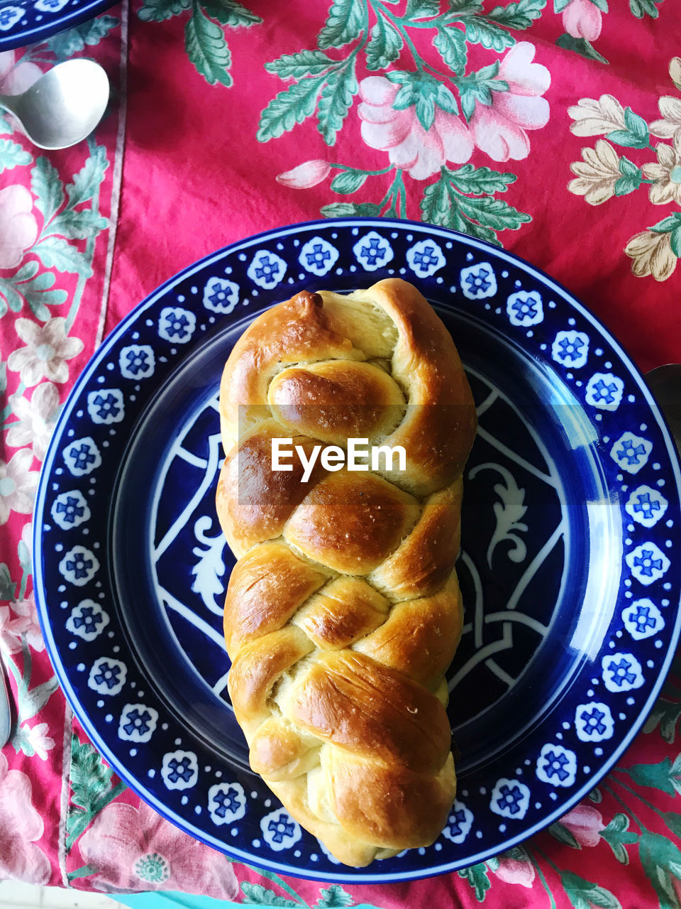 HIGH ANGLE VIEW OF BREAKFAST IN PLATE