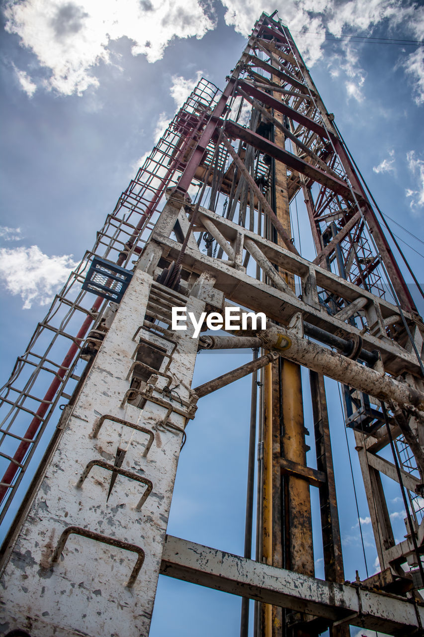 LOW ANGLE VIEW OF TOWER AND BUILDING AGAINST SKY