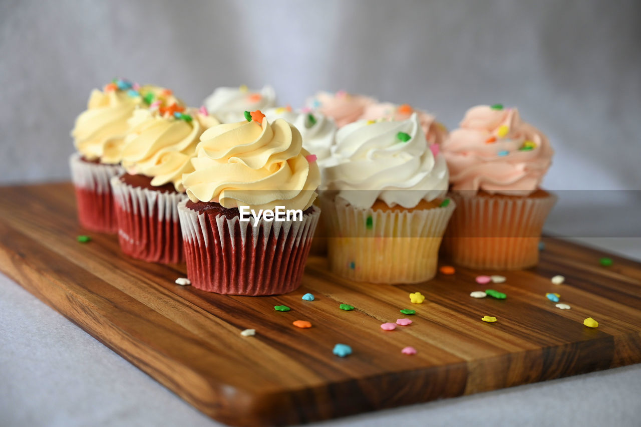 CLOSE-UP OF CUPCAKES IN PLATE