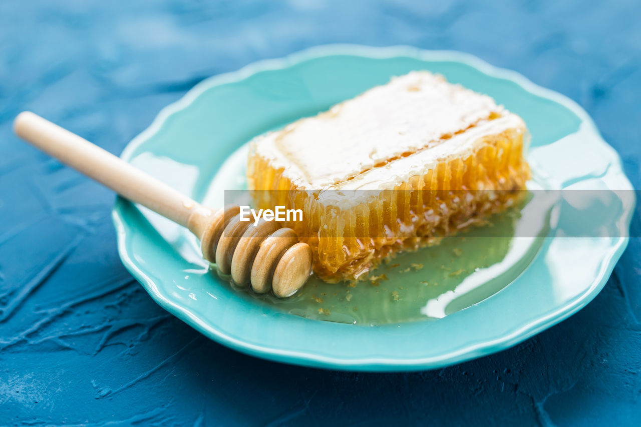 HIGH ANGLE VIEW OF CAKE ON TABLE