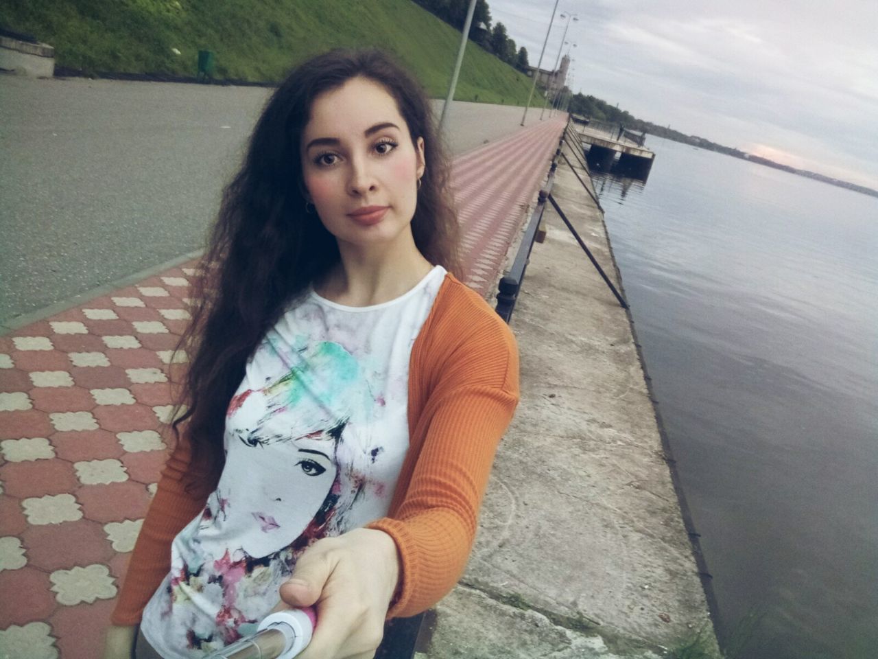 PORTRAIT OF BEAUTIFUL YOUNG WOMAN IN BOAT ON WATER