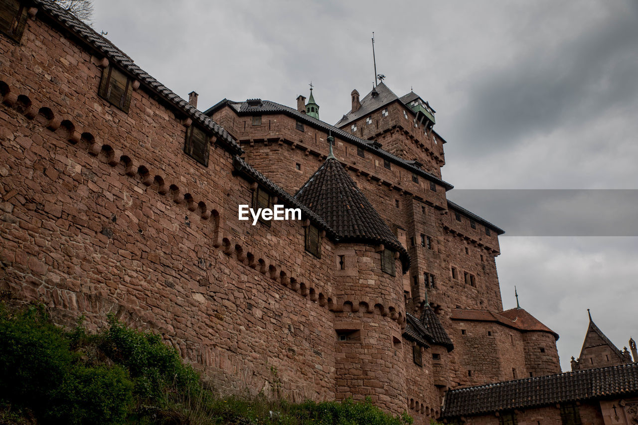 LOW ANGLE VIEW OF HISTORICAL BUILDING AGAINST SKY