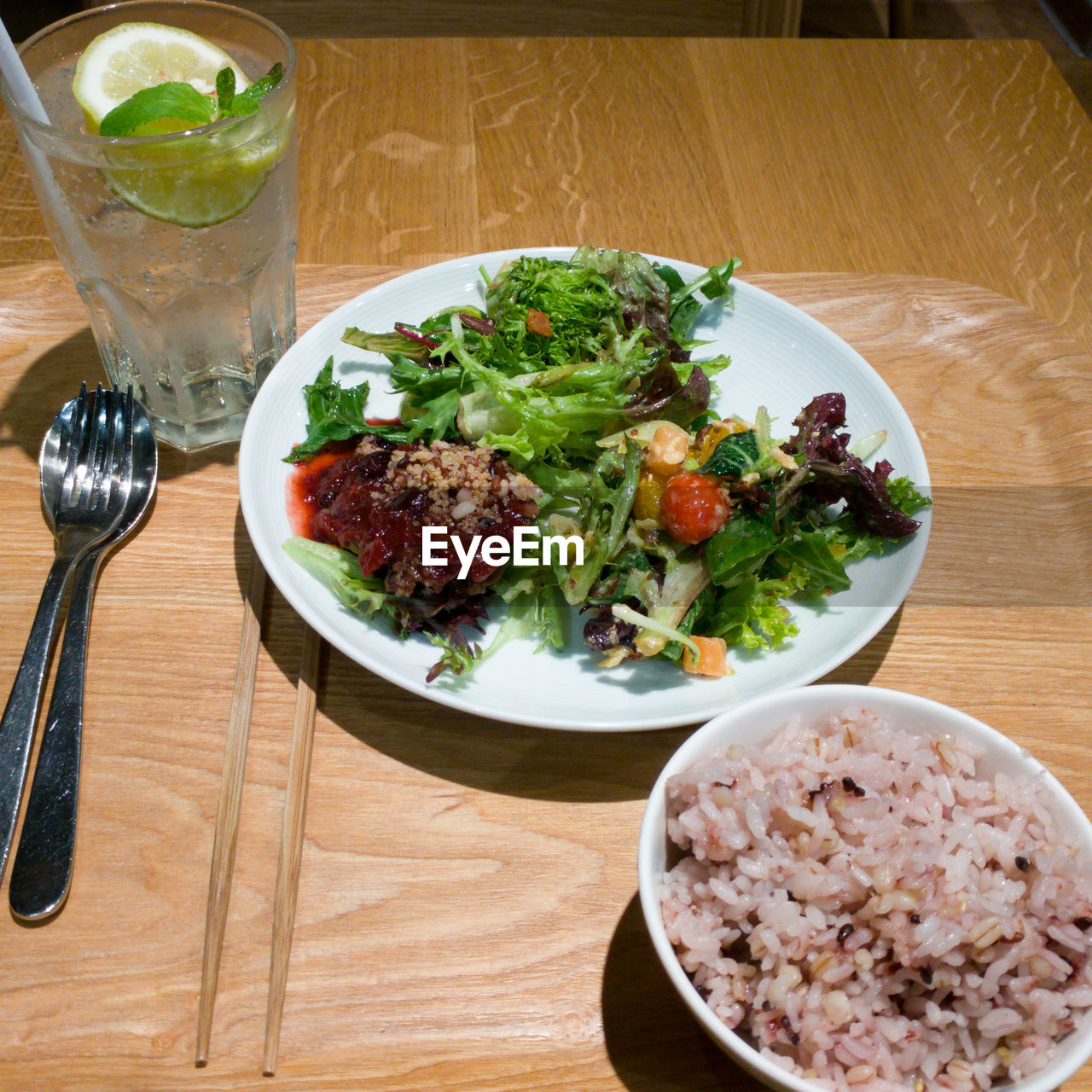 HIGH ANGLE VIEW OF FOOD ON TABLE