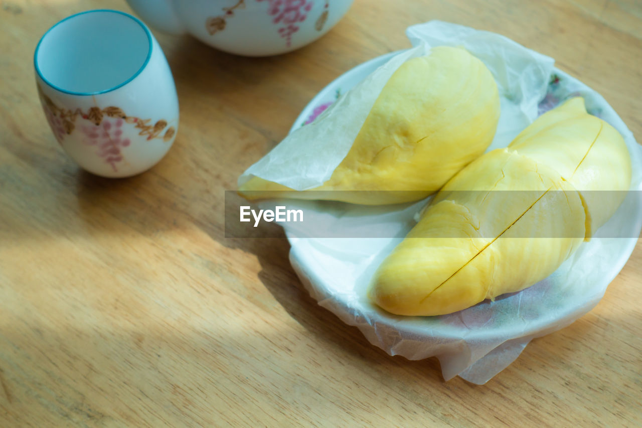 HIGH ANGLE VIEW OF FRUITS ON TABLE