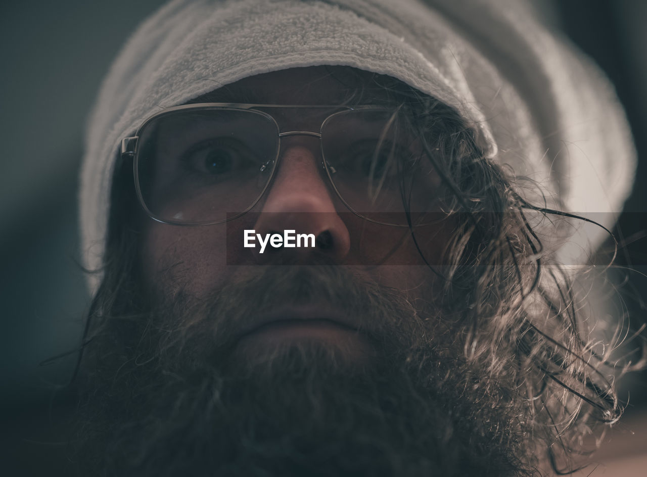 CLOSE-UP OF MAN WEARING SUNGLASSES