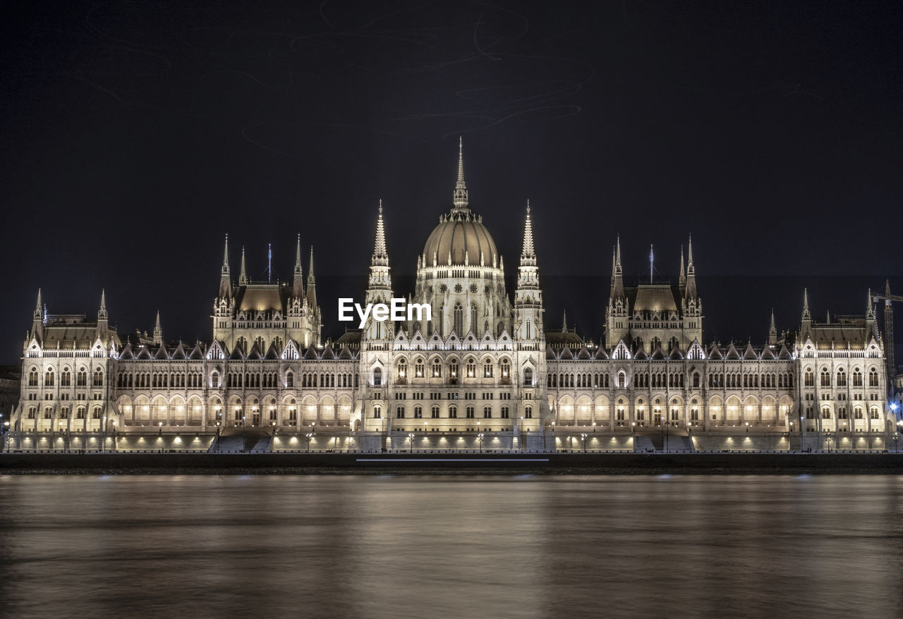 VIEW OF ILLUMINATED BUILDING AT NIGHT