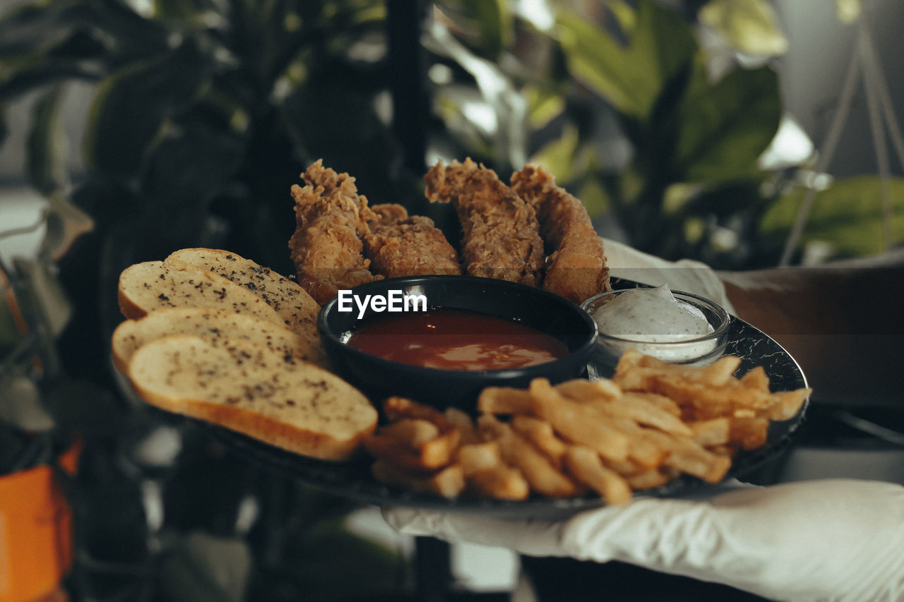 CLOSE-UP OF FOOD SERVED IN PLATE