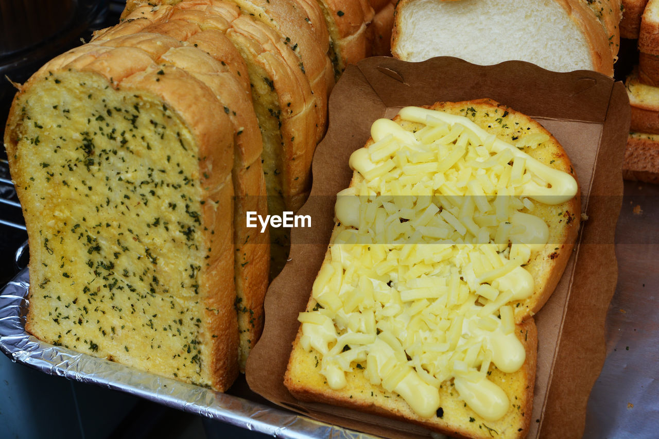 HIGH ANGLE VIEW OF BREAKFAST IN PLATE