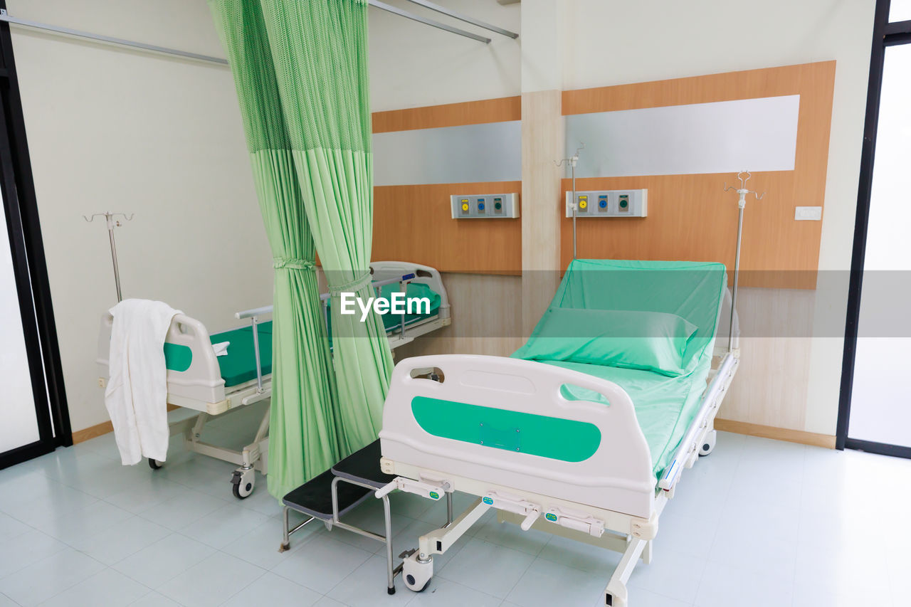 hospital, healthcare and medicine, indoors, medical equipment, bed, furniture, clinic, room, medical clinic, no people, hospital ward, emergency room, operating theater, medical, seat, hygiene, stretcher, care