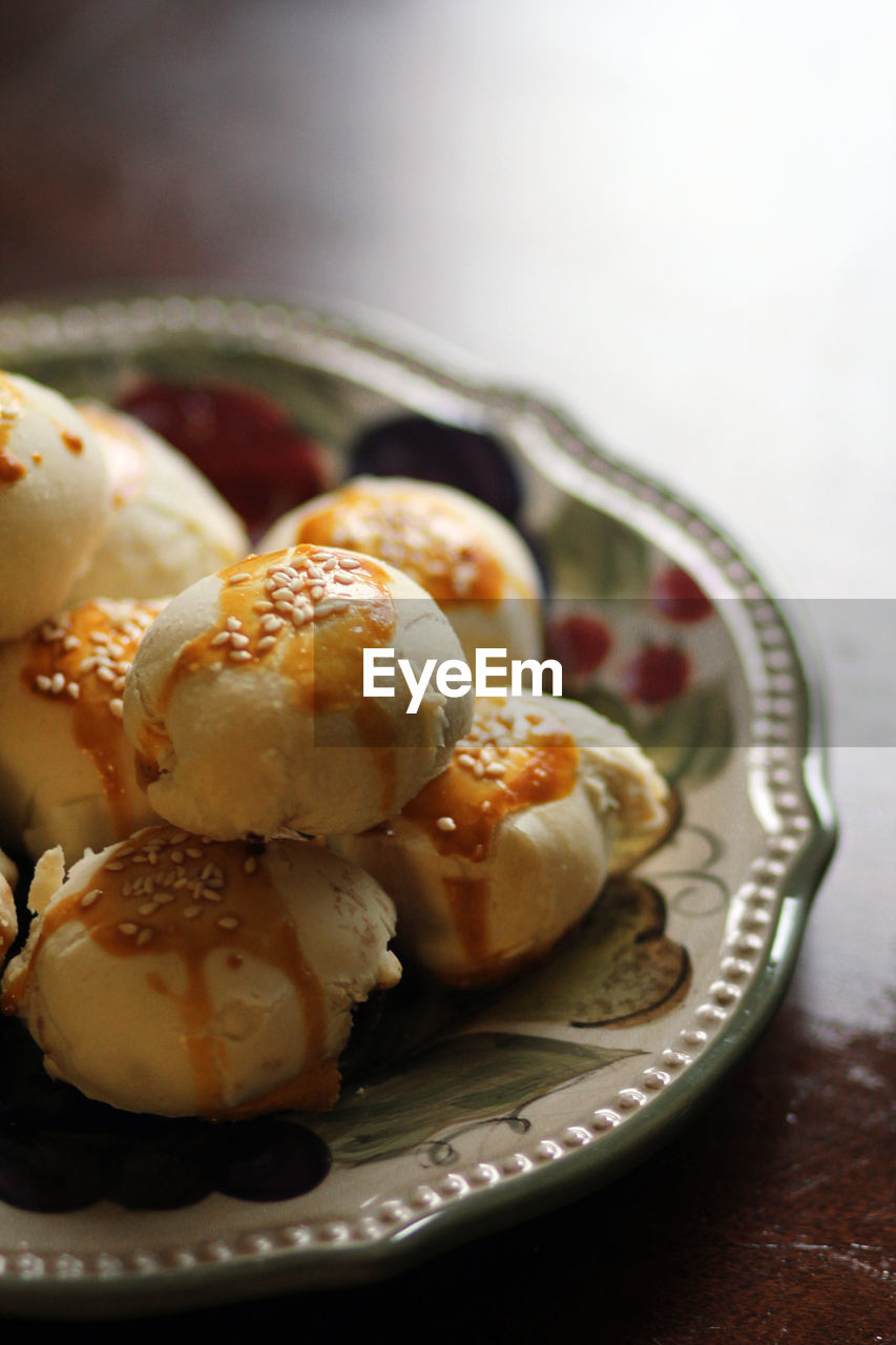 CLOSE-UP OF ICE CREAM IN PLATE