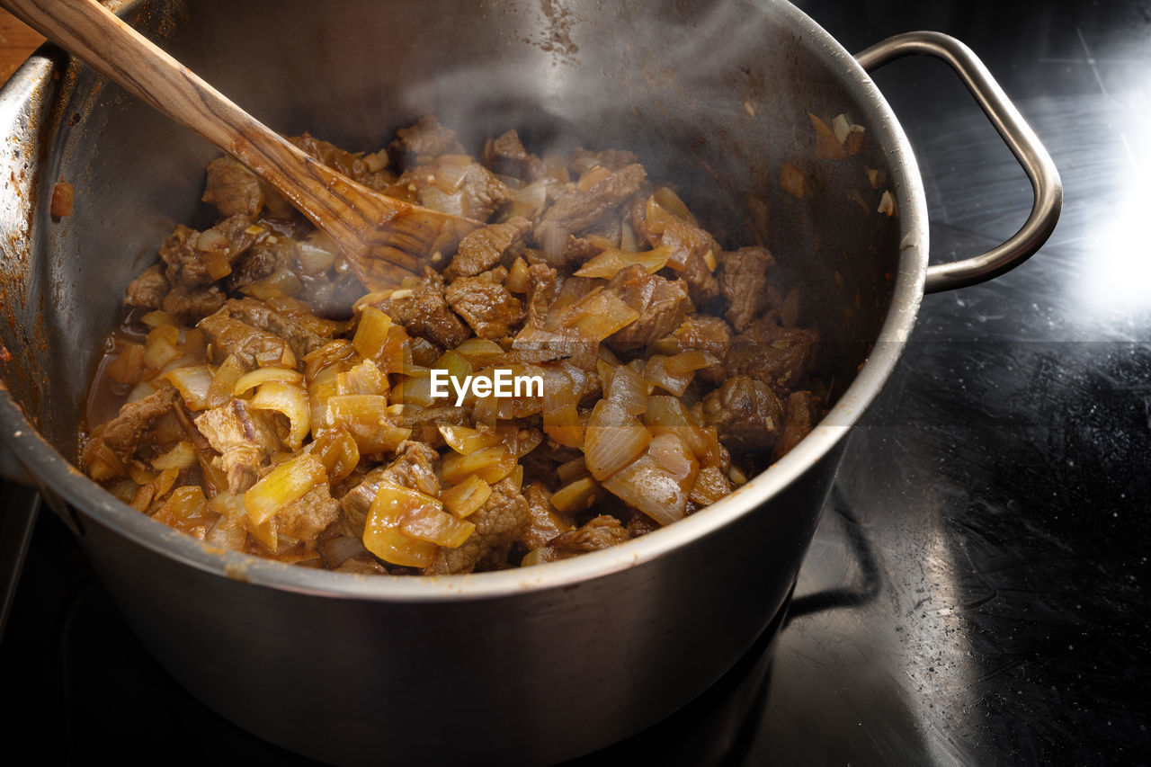 HIGH ANGLE VIEW OF FOOD IN CONTAINER