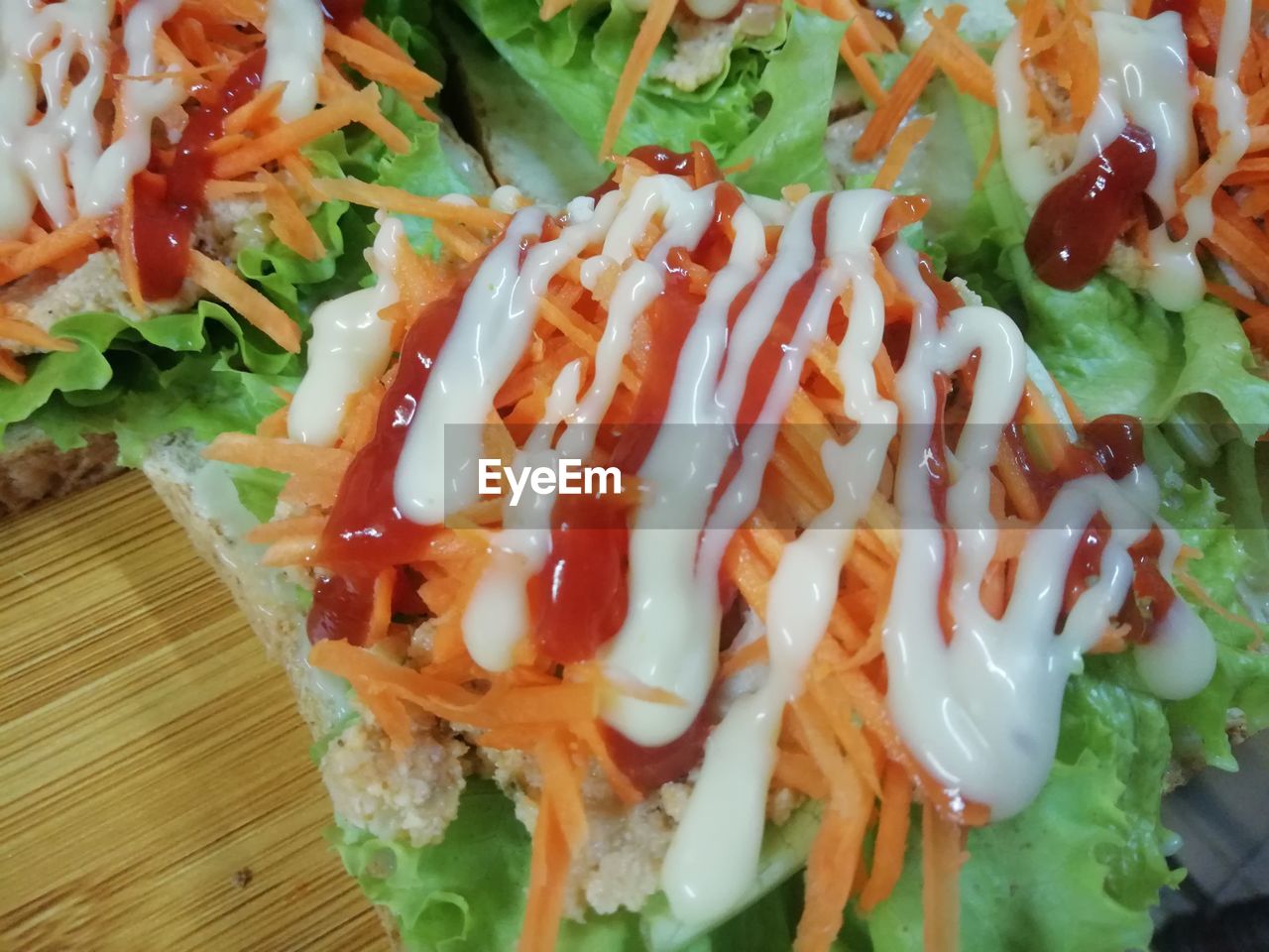 HIGH ANGLE VIEW OF CHOPPED SALAD IN PLATE