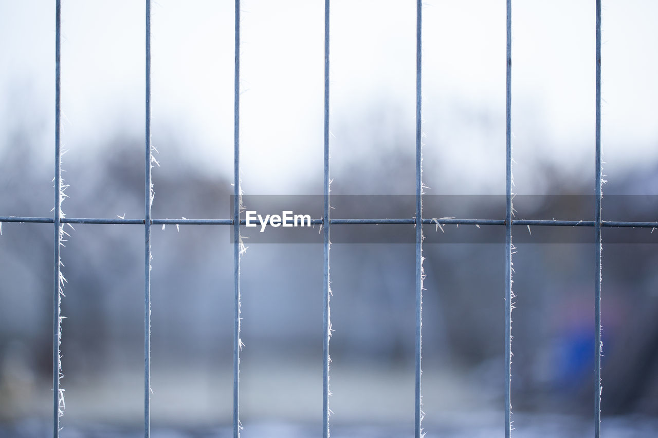 FULL FRAME SHOT OF CHAINLINK FENCE